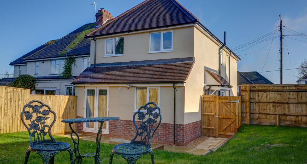 Didcot- Private Flat With Garden & Parking 03 *